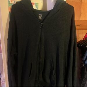 •Black Zip Up
•Gilly Hicks
•Medium // I Am 5’3 And The Bottom Reaches Mid Thigh